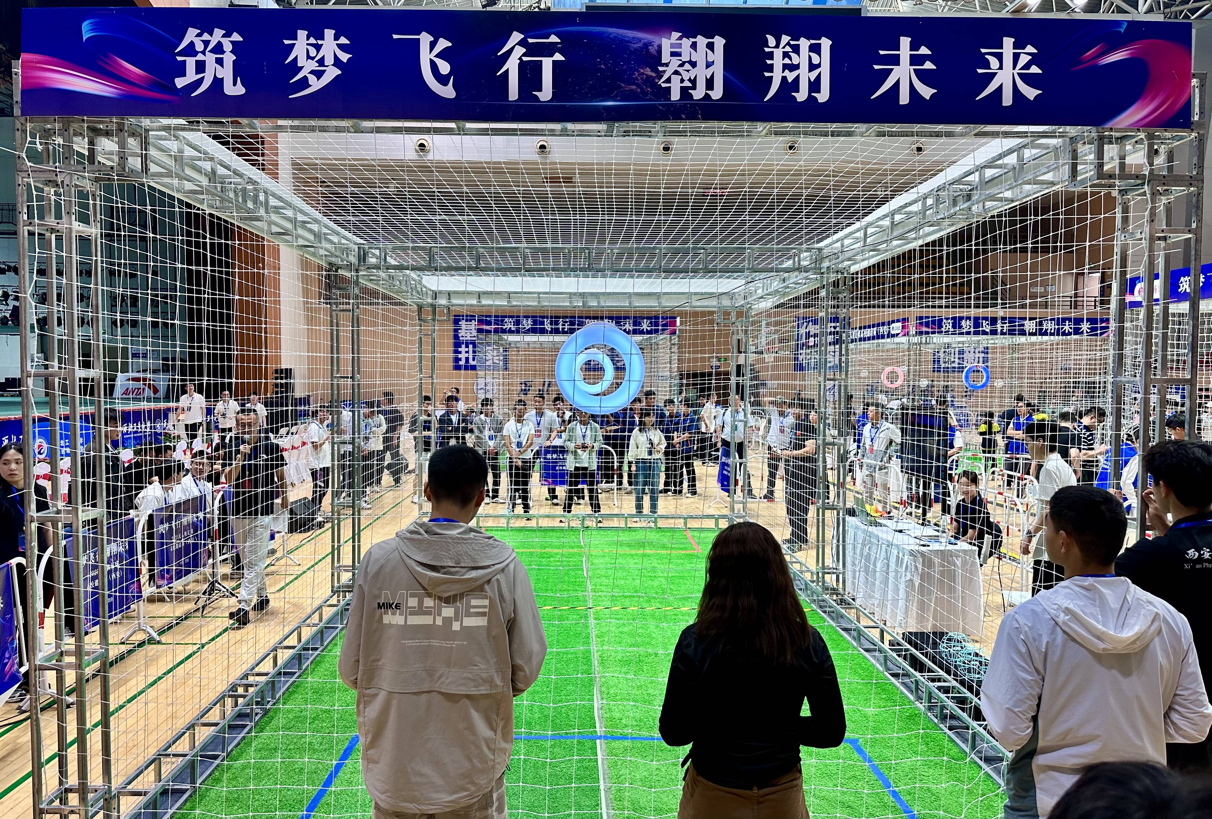 包含精彩比赛连连上演，球队士气高涨气势如虹的词条