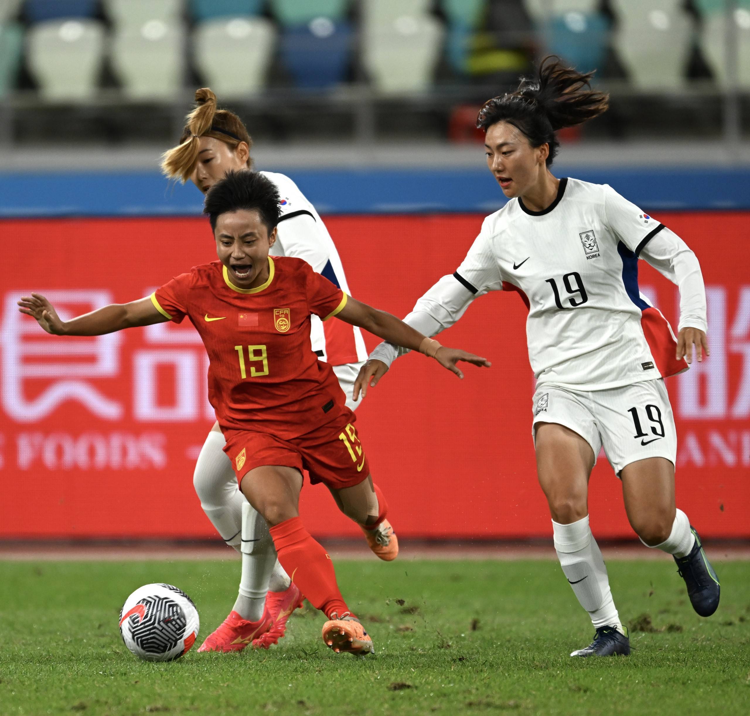 中国女足球员在比赛中焕发出强大气场