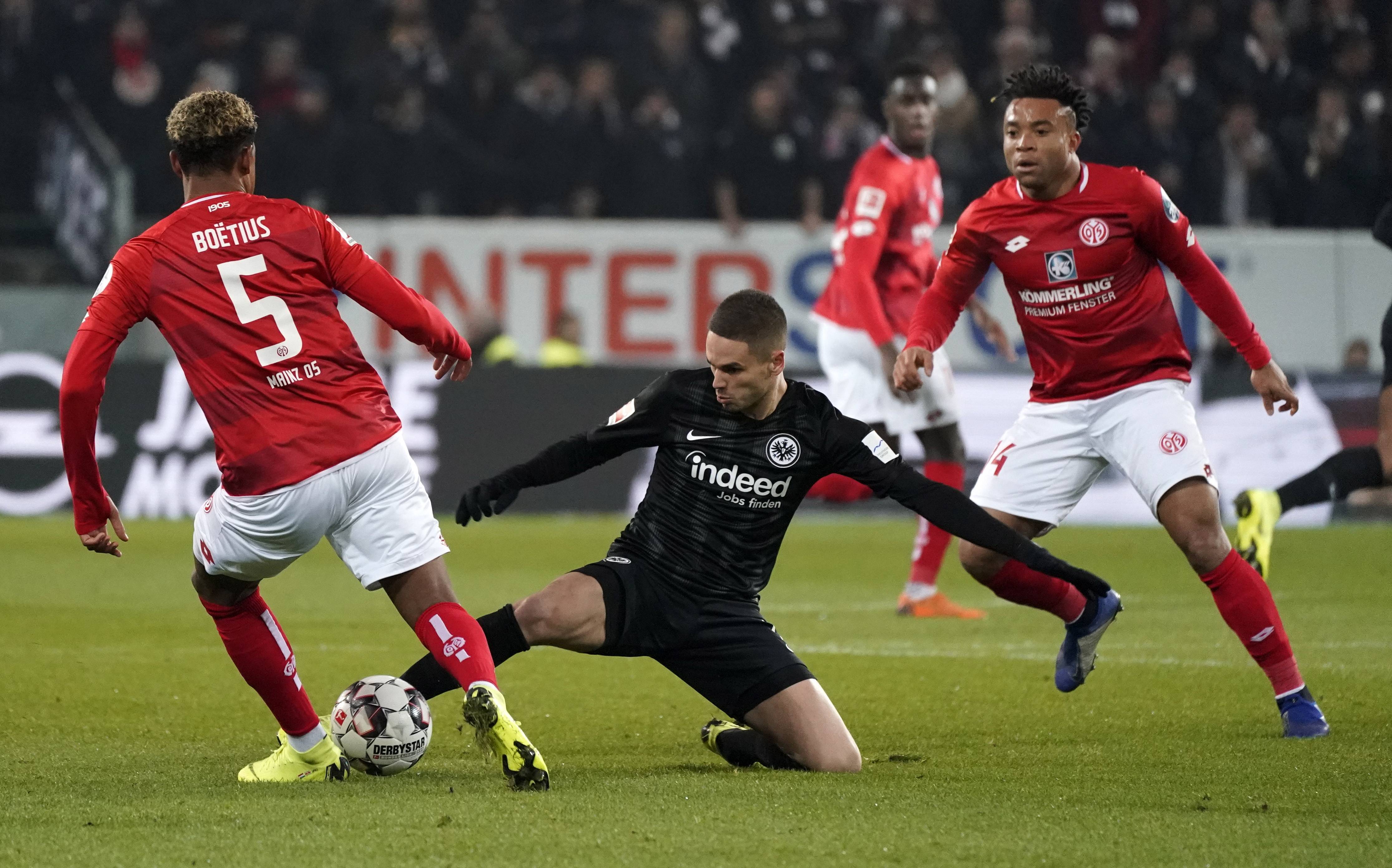 加拿大足球赛事激烈角逐，球队夺得胜利的简单介绍