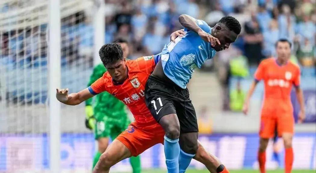 关于足球赛事剑拔弩张，胜负难分悬念重重的信息