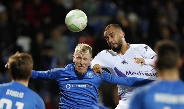 关于足球赛事剑拔弩张，胜负难分悬念重重的信息