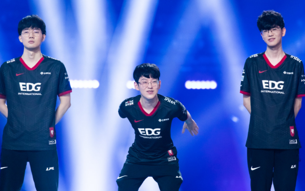 EDG横扫KT，Clid团战一打五宿敌对决四强赛，点燃全场激情