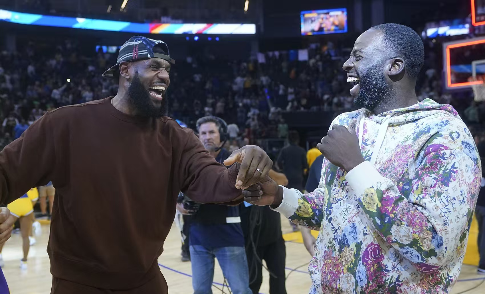 包含NBA休赛期转会传闻再度掀起球迷热议的词条