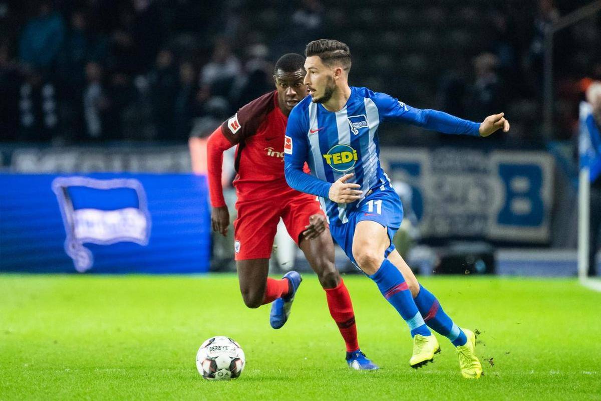 关于沙尔克客场大胜柏林赫塔，稳固联赛前四位置的信息