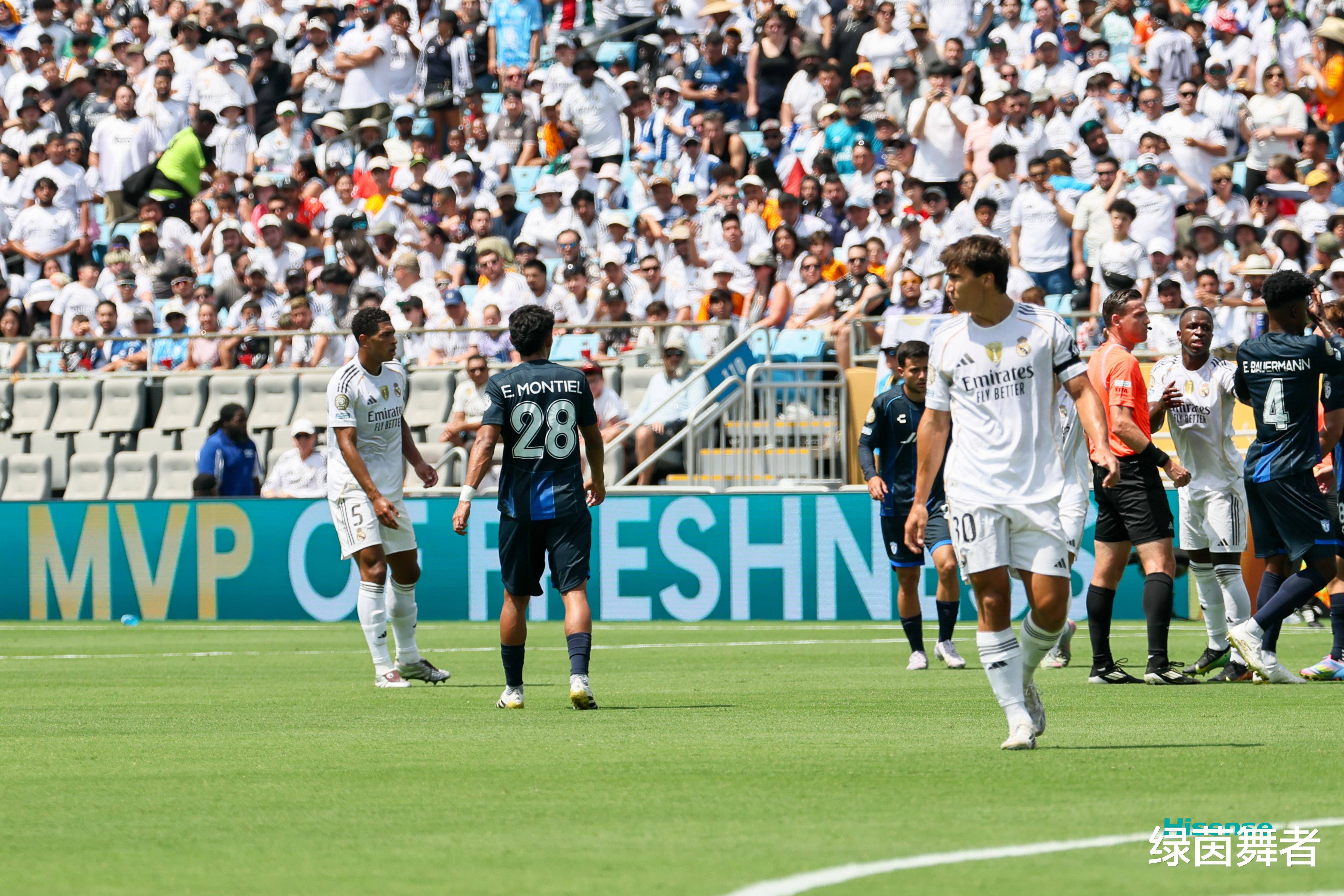 皇马队员合作默契，轻松击败对手