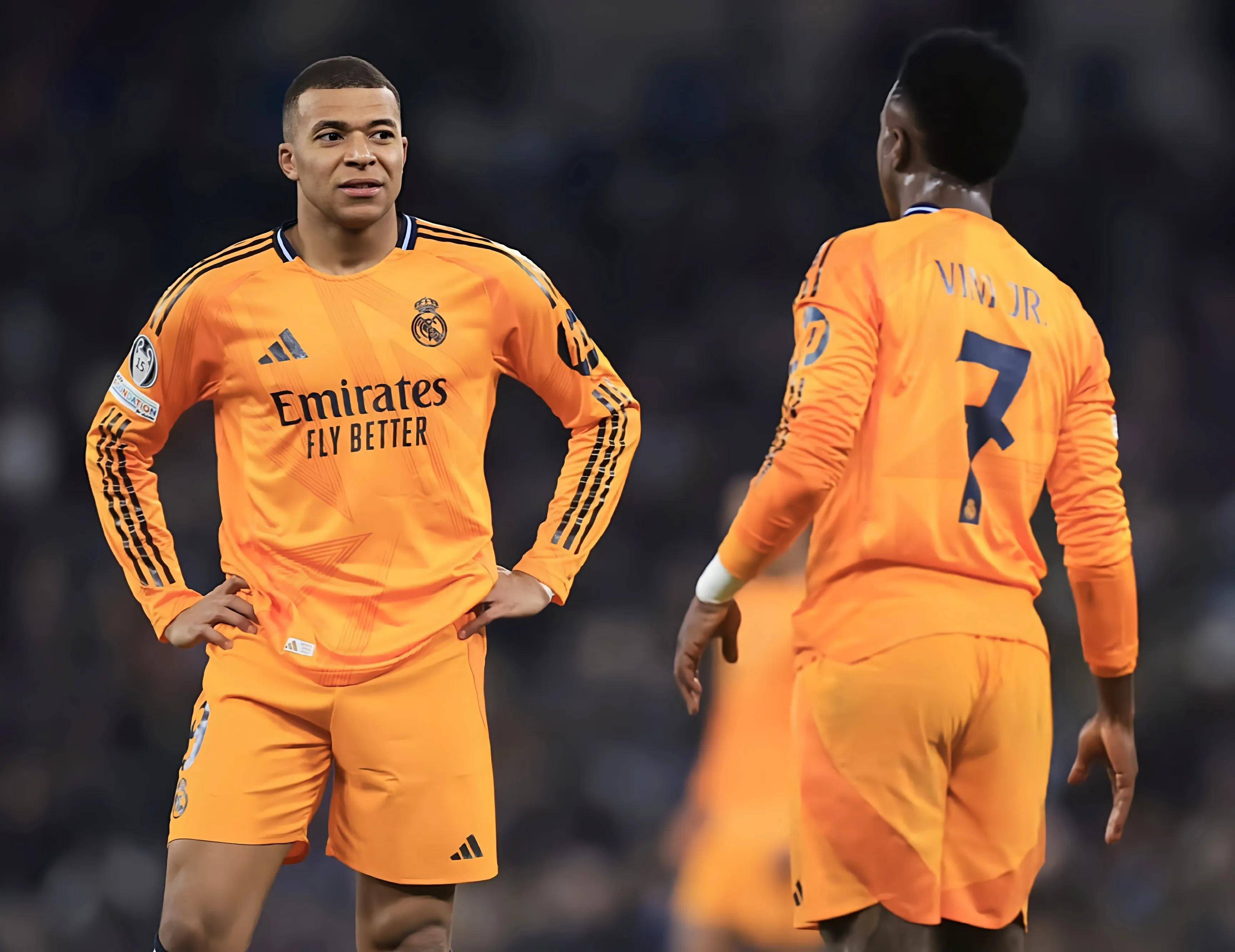 皇马队员合作默契，轻松击败对手