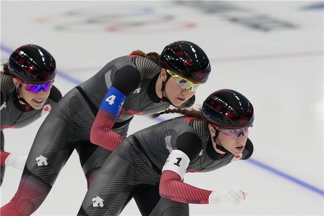 加拿大足球队球员实力均衡，团队合作出色