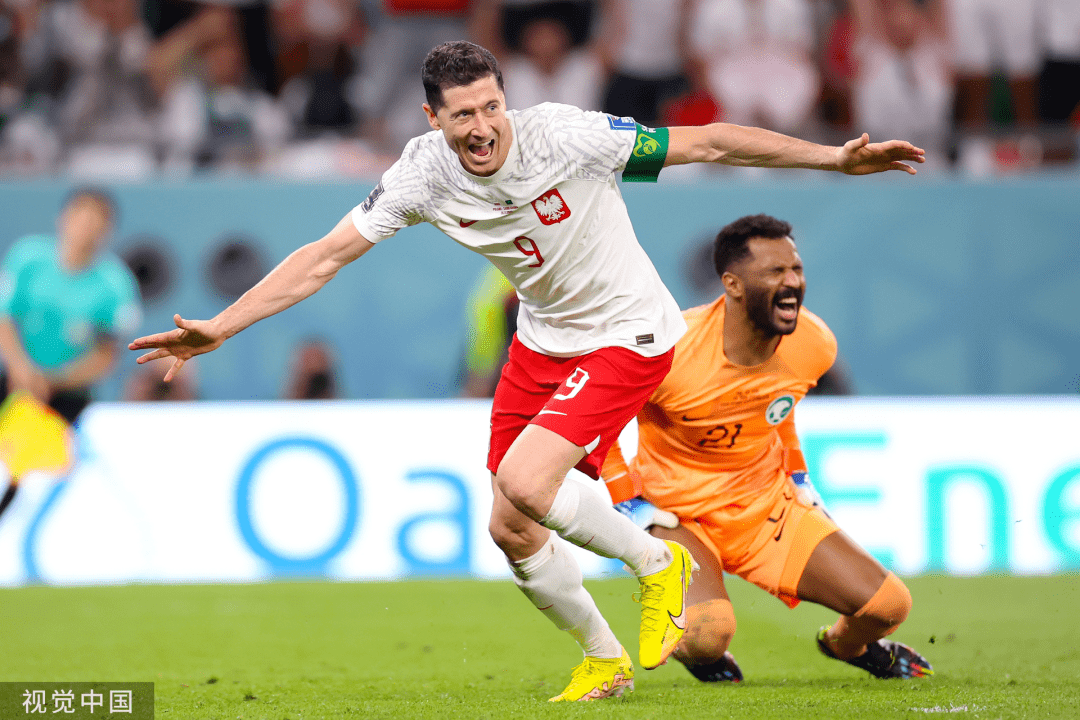 西班牙轻松击败波兰，领跑小组