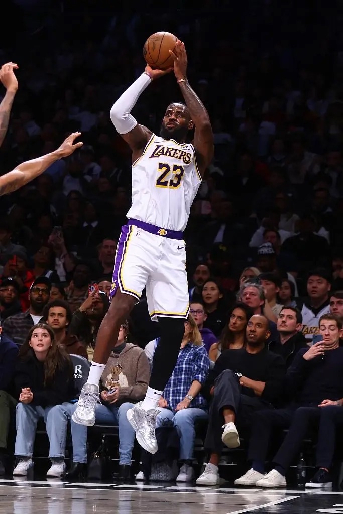 湖人击败猛龙,詹姆斯再下12+10 湖人击败猛龙,詹姆斯再下12+10