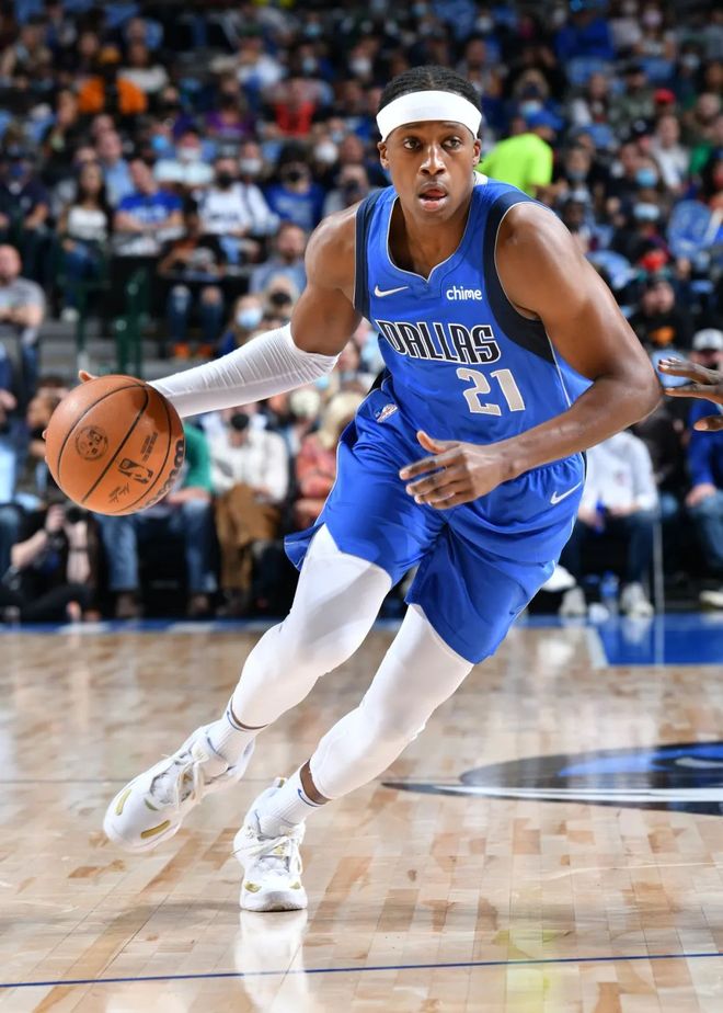 小牛擒灰熊,多诺万攻下25分 小牛擒灰熊,多诺万攻下25分