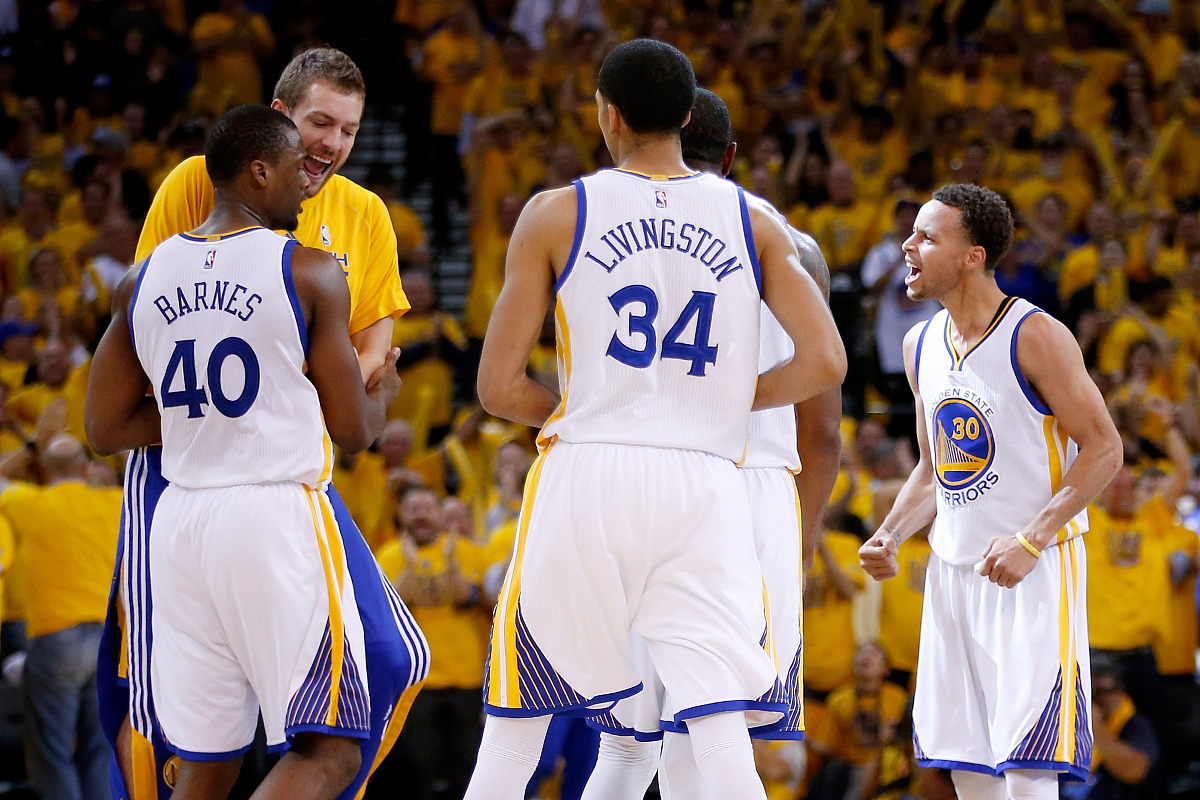 勇士力克马刺，斯蒂芬-库里火力全开