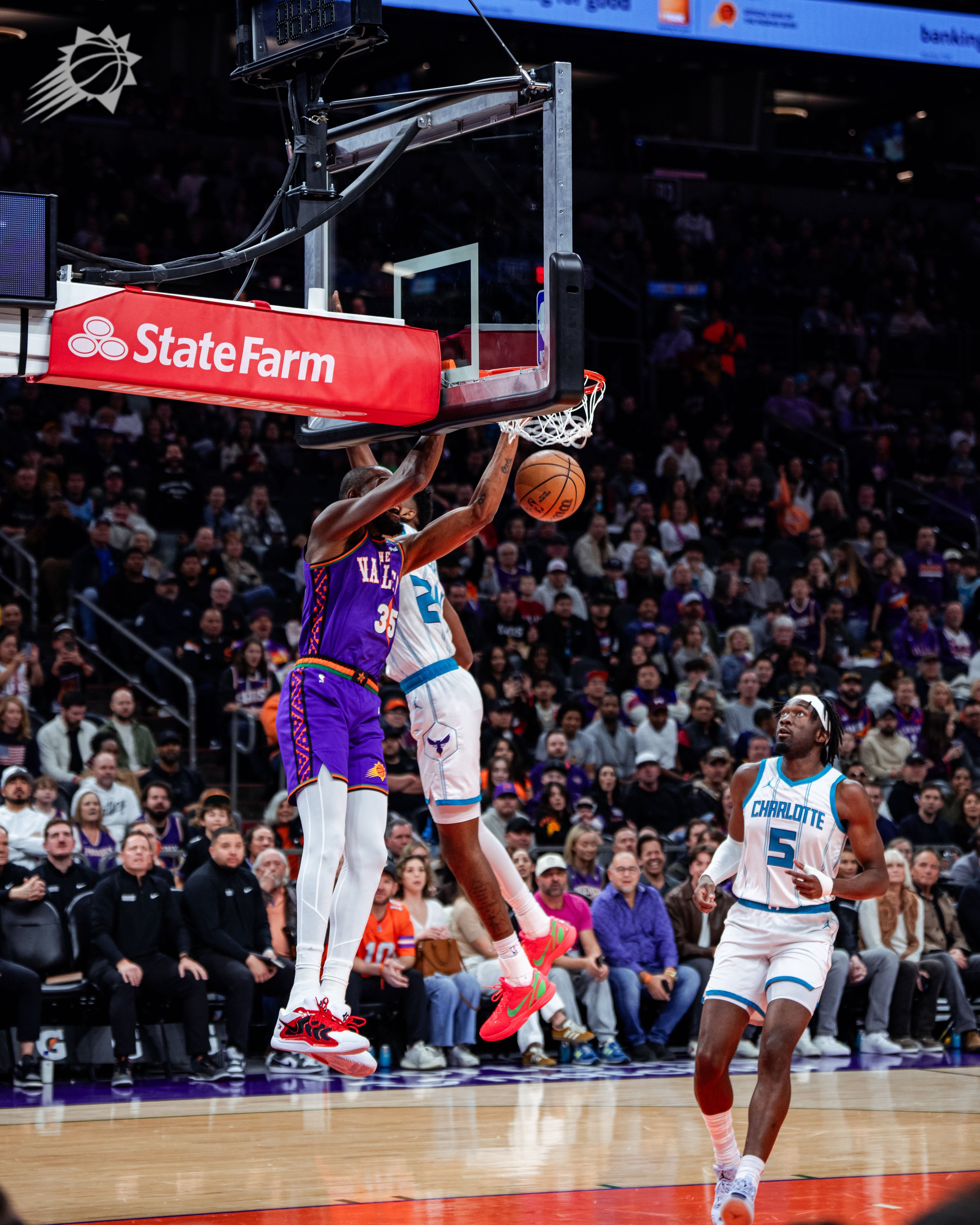 包含76人逆转黄蜂，领先系列赛的词条