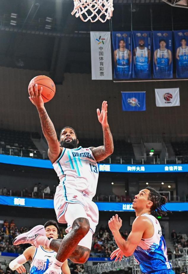 骑士遭活塞逆转，鲍威尔29分砍下全队最高