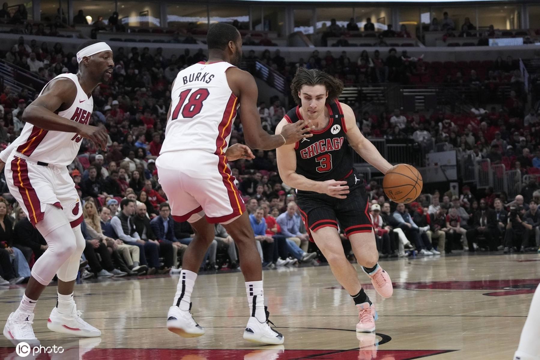 关于凯尔特人在主场击败公牛，取得三连胜的信息